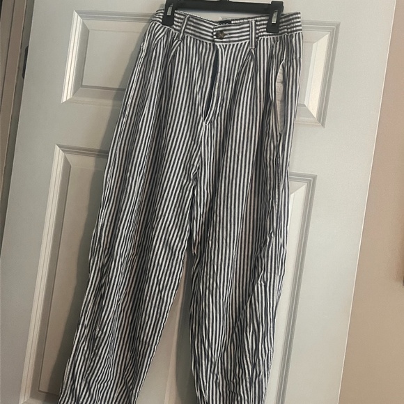 Urban Outfitters size medium cropped seersucker pants - Picture 1 of 1